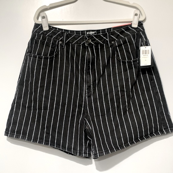 Hot Topic HT Denim Mom High Waist Black & White Vertical Sripe Shorts Size 15 - Picture 1 of 8